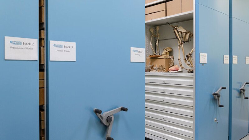 Mobile shelving with handcrank