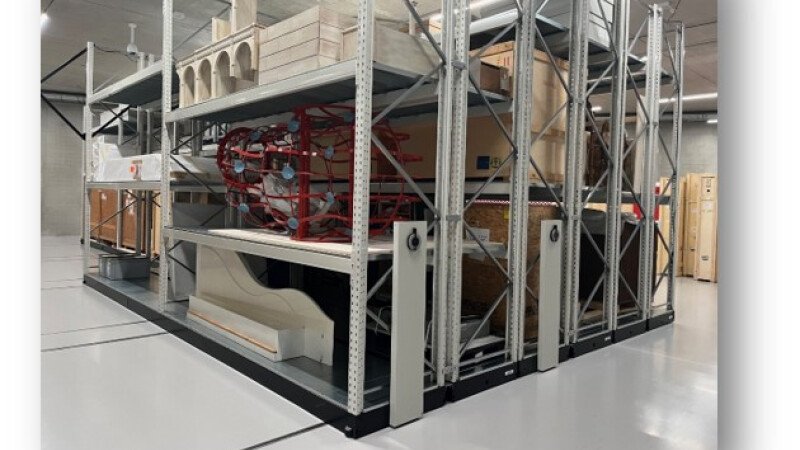 Electronic mobile shelving system