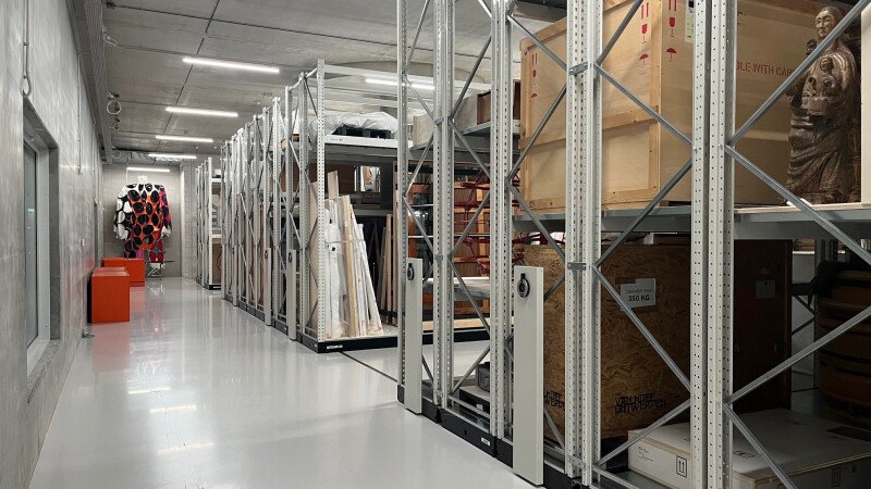 Longspan shelves on Compactus mobile bases