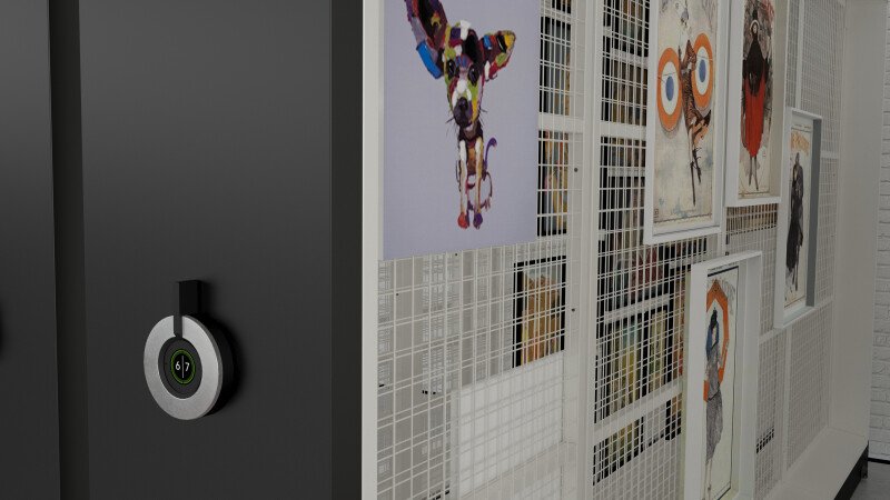 Mobilt reolsystem med maleriskjermer på vognene