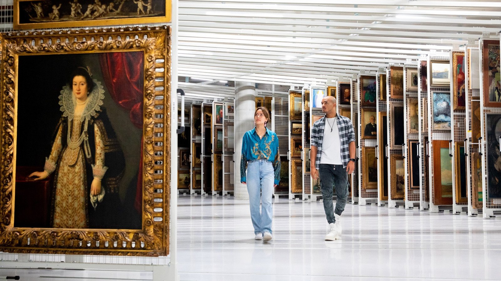 Preserve your art collection by using Bruynzeel’s art storage system