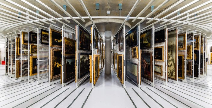 Fan-shape layout storage